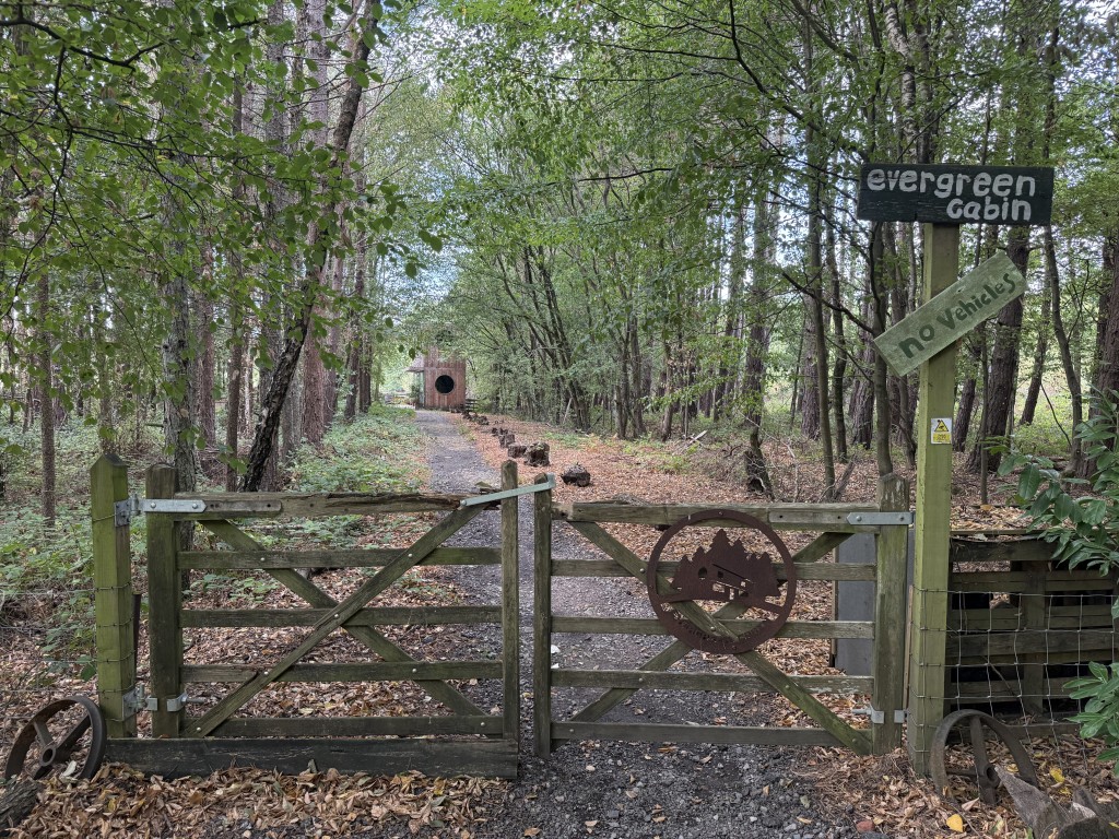 Lot: 188 - APPROX. ONE ACRE OF LAND IN SEMI-RURAL LOCATION WITH UNIQUE HOLIDAY RENTAL - Gates leading to Evergreen Cabin